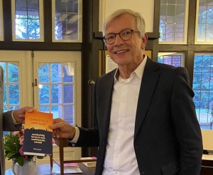 Niek Tramper met boek 'Onrustig is ons hart'