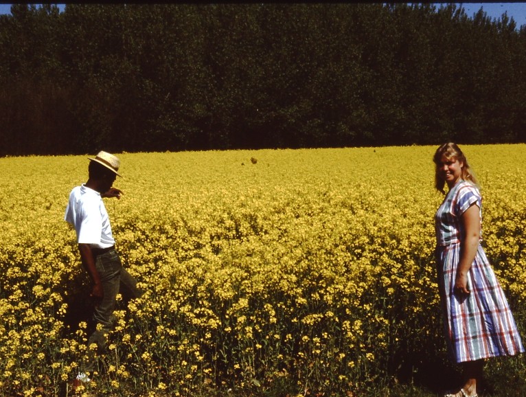 Student Karel Eduards en Diaconaal medewerkster Brenda uit Canada, kok in 89-90